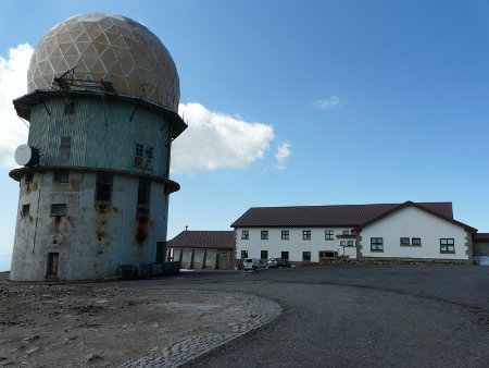 The Torre - the highest point in Portugal - is marked by a shopping complex and this slightly decrepit observatory