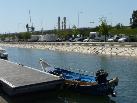 Parking by the canal in Aveiro - free and close to the town centre