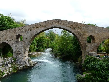 Like all good mountain towers, Cangas de Onis has a cold-looking river!