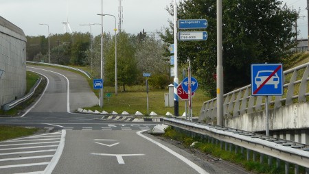 Turn right for England, 1km!