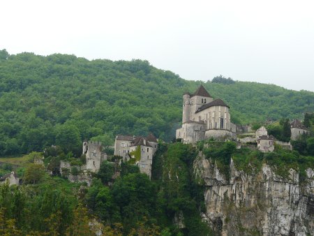 Vallee du Lot scenic drive - hilltop village